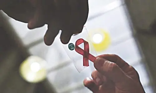 Bị HIV gần 20 năm, người đàn ông bất ngờ