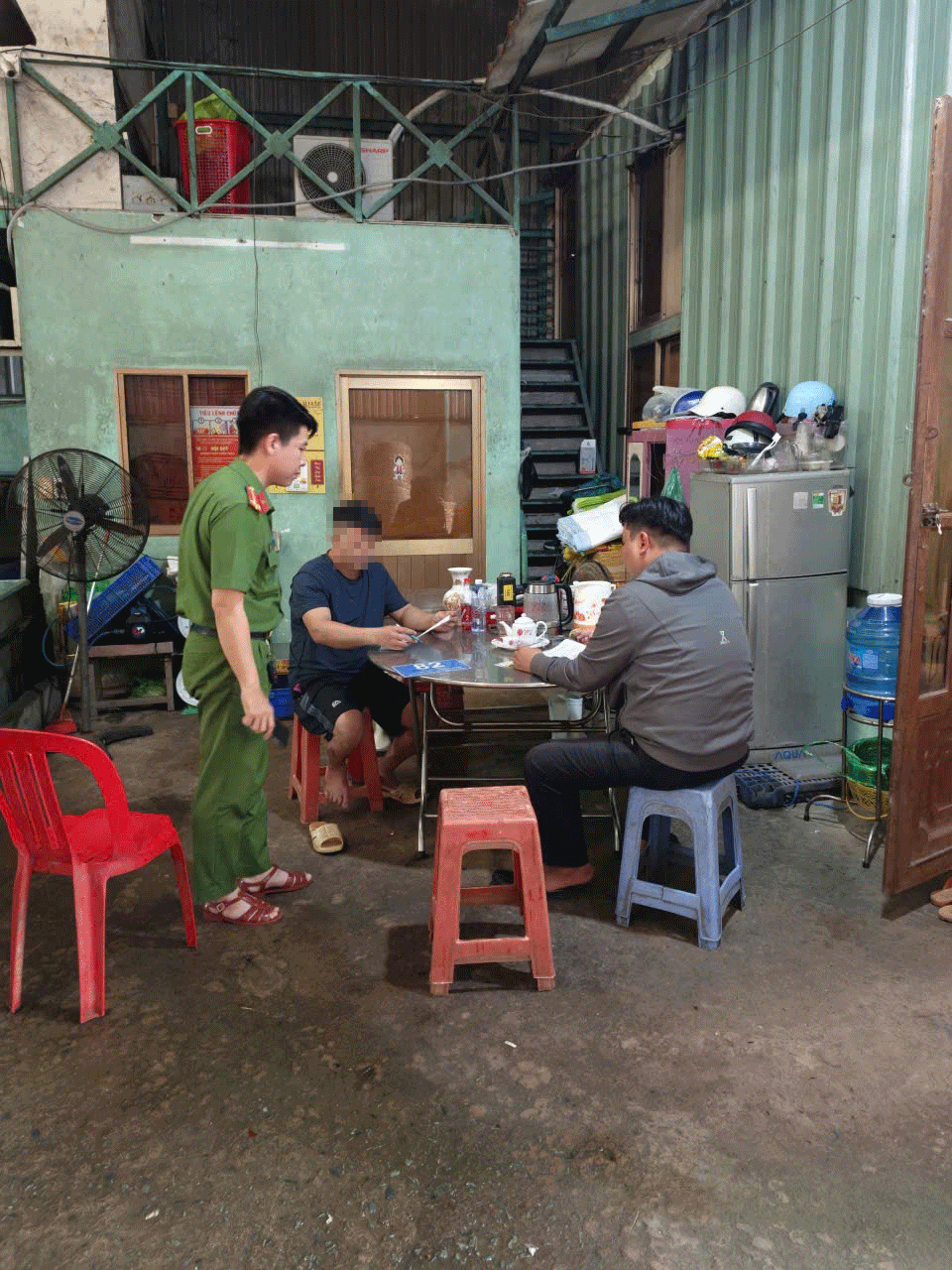 TPHCM: Người đ&agrave;n &ocirc;ng bị phạt 3 , 5 triệu đồng v&igrave; vứt r&aacute;c kh&ocirc;ng đ&uacute;ng quy định - Ảnh 2.