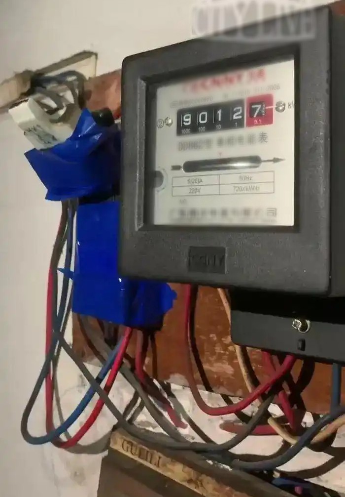 Ph&aacute;t hiện bất ngờ: Đ&ocirc;i vợ chồng trả thừa gần 400 triệu đồng tiền điện sau 9 năm thu&ecirc; trọ - Ảnh 1.