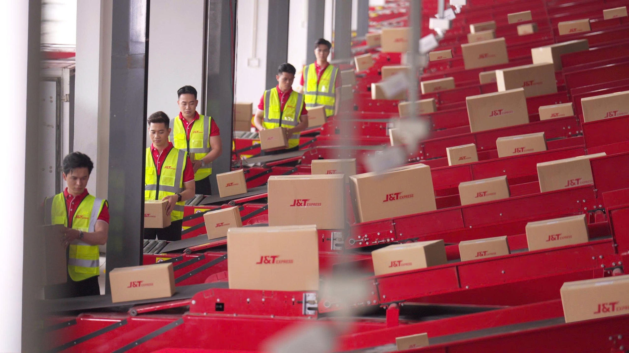 Nghỉ lễ d&agrave;i ng&agrave;y: Người trẻ chọn gửi đồ trước để giảm tải h&agrave;nh l&yacute; - Ảnh 4.