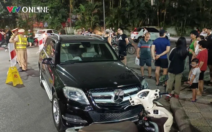 Mercedes H&agrave; Nội g&acirc;y tai nạn li&ecirc;n ho&agrave;n , t&agrave;i xế v&agrave; nạn nh&acirc;n được đưa đi cấp cứu - Ảnh 2.