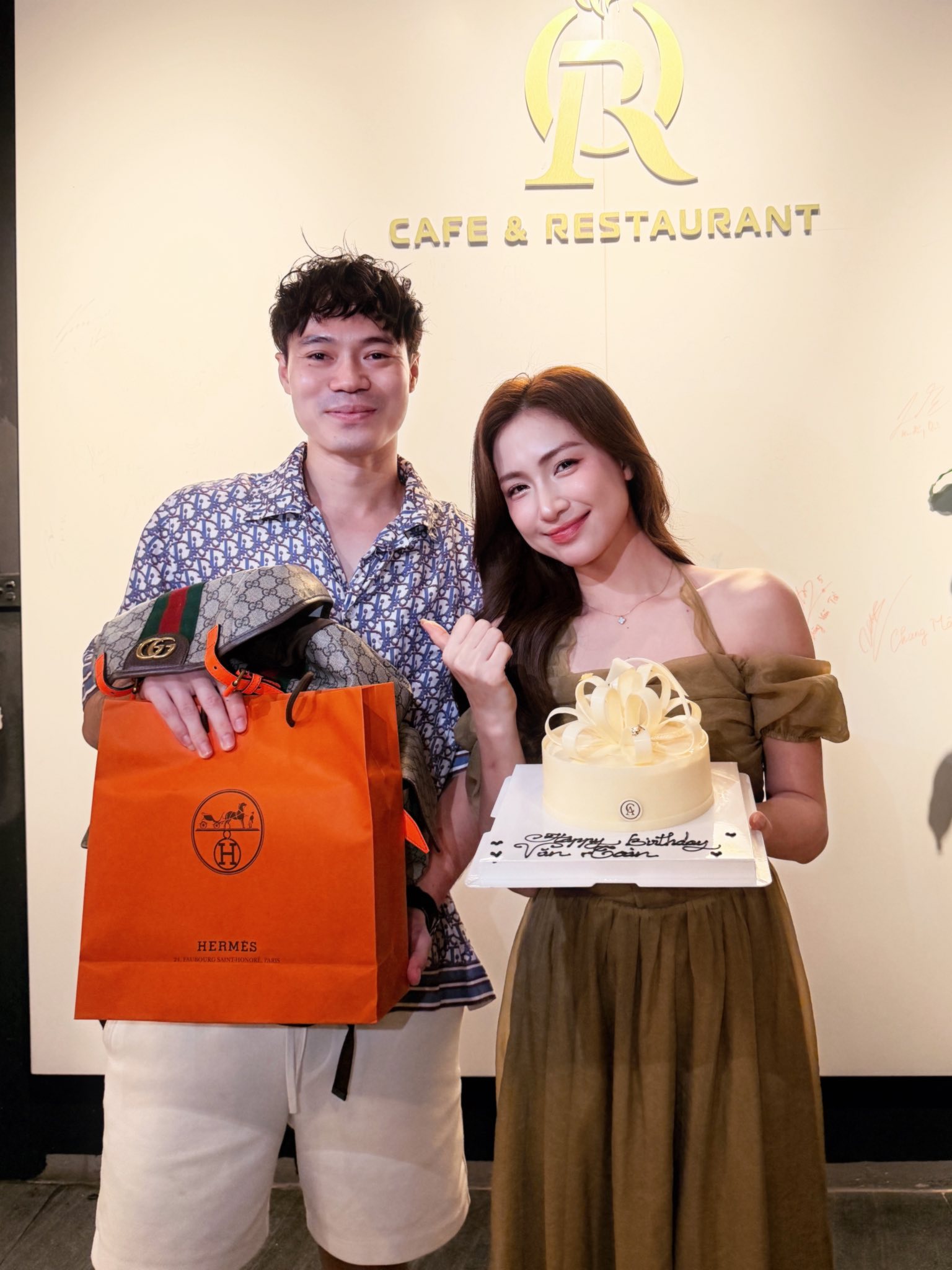 H&ograve;a Minzy c&ugrave;ng b&eacute; Bo tặng qu&agrave; Văn To&agrave;n v&agrave; đ&aacute;p trả b&igrave;nh luận k&eacute;m duy&ecirc;n - Ảnh 2.