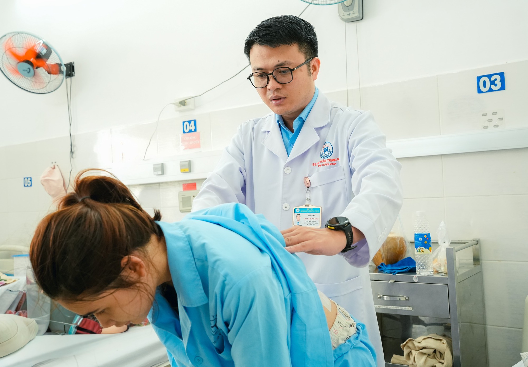 Soi gương thấy lưng c&oacute; dấu hiệu lạ, c&ocirc; g&aacute;i 18 tuổi sốc khi biết cột sống đ&atilde; cong 53 độ - Ảnh 2.