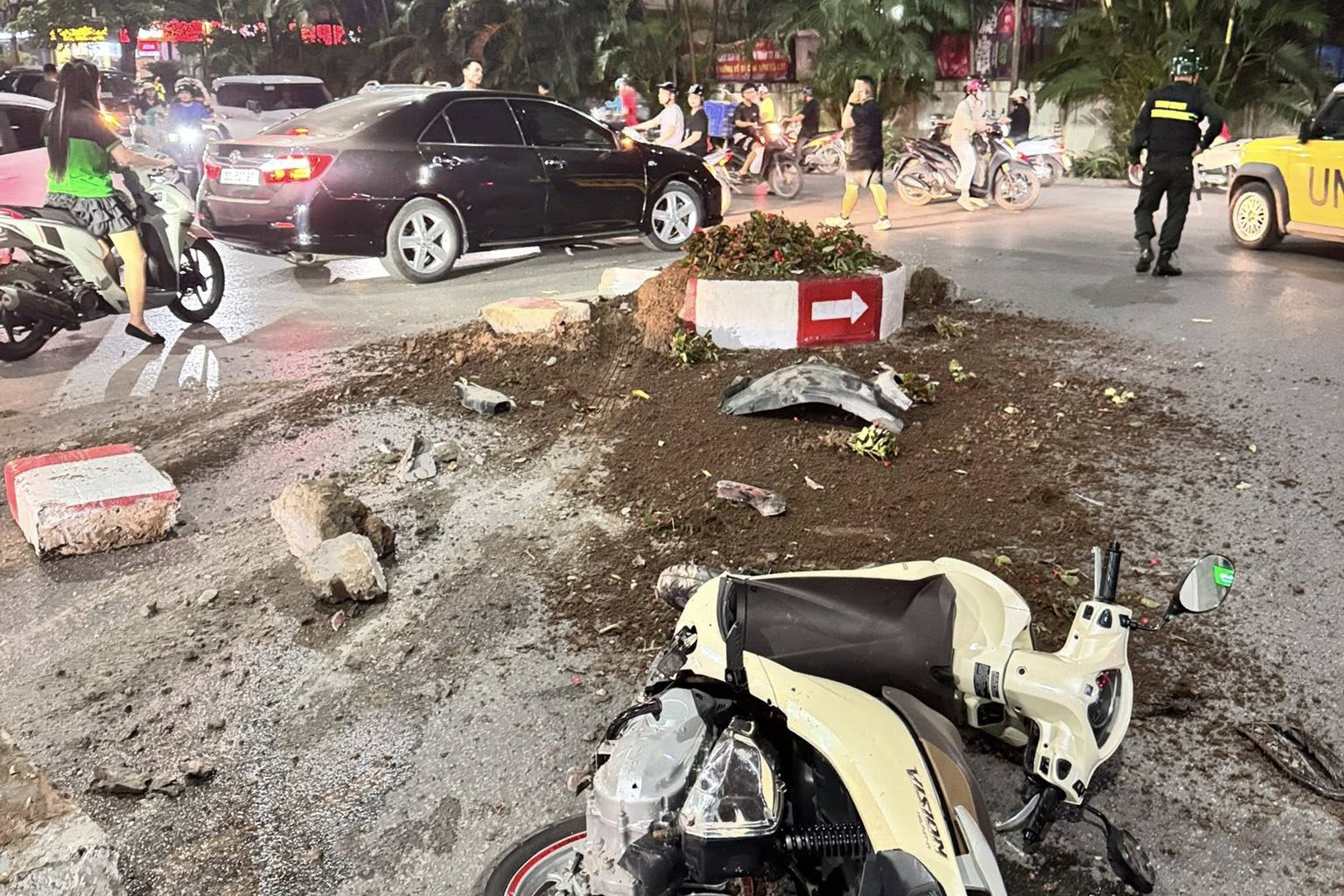 Mercedes H&agrave; Nội g&acirc;y tai nạn li&ecirc;n ho&agrave;n , t&agrave;i xế v&agrave; nạn nh&acirc;n được đưa đi cấp cứu - Ảnh 4.