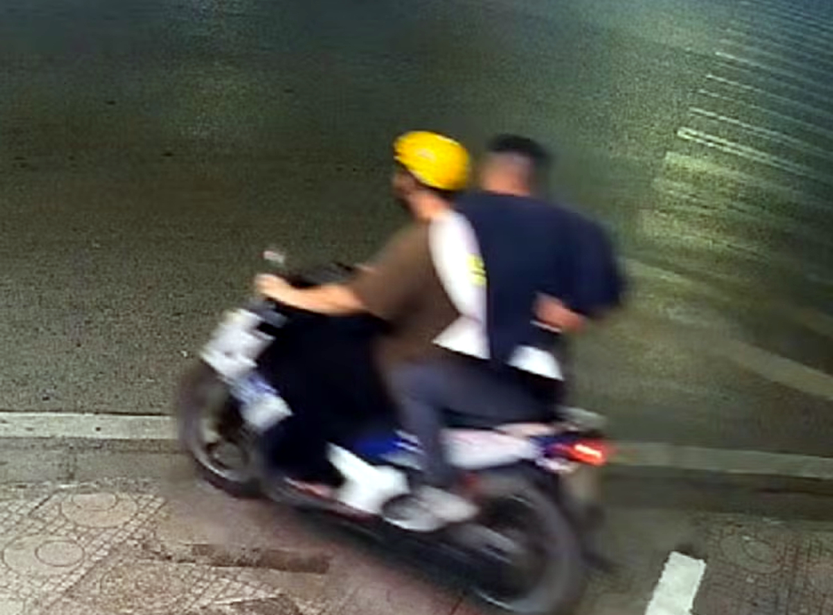 Ch&acirc;n dung 2 thanh ni&ecirc;n trộm th&ugrave;ng tiền mừng cưới gần 320 triệu đồng ở H&agrave; Nội - Ảnh 1.