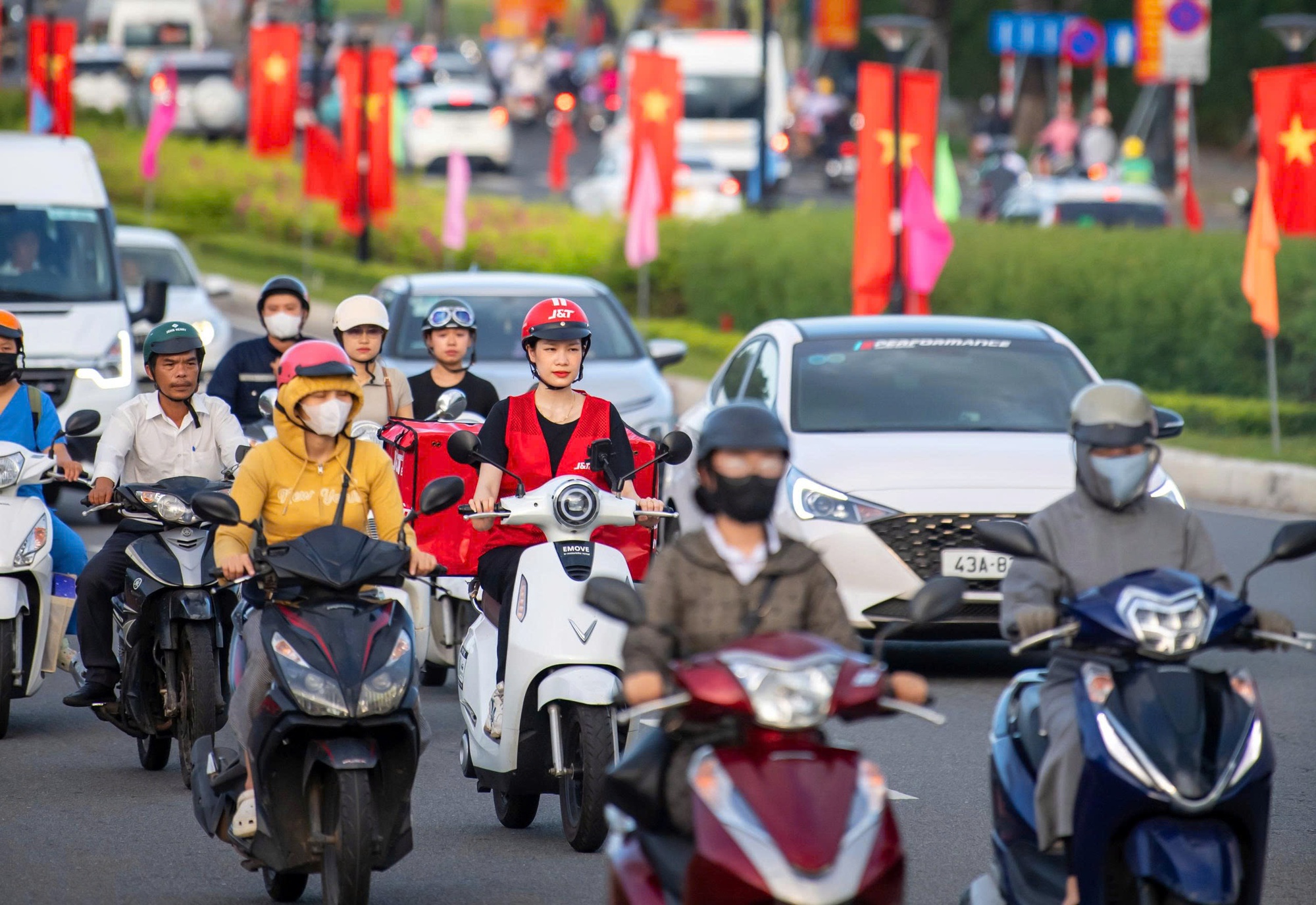 Nghỉ lễ d&agrave;i ng&agrave;y: Người trẻ chọn gửi đồ trước để giảm tải h&agrave;nh l&yacute; - Ảnh 1.