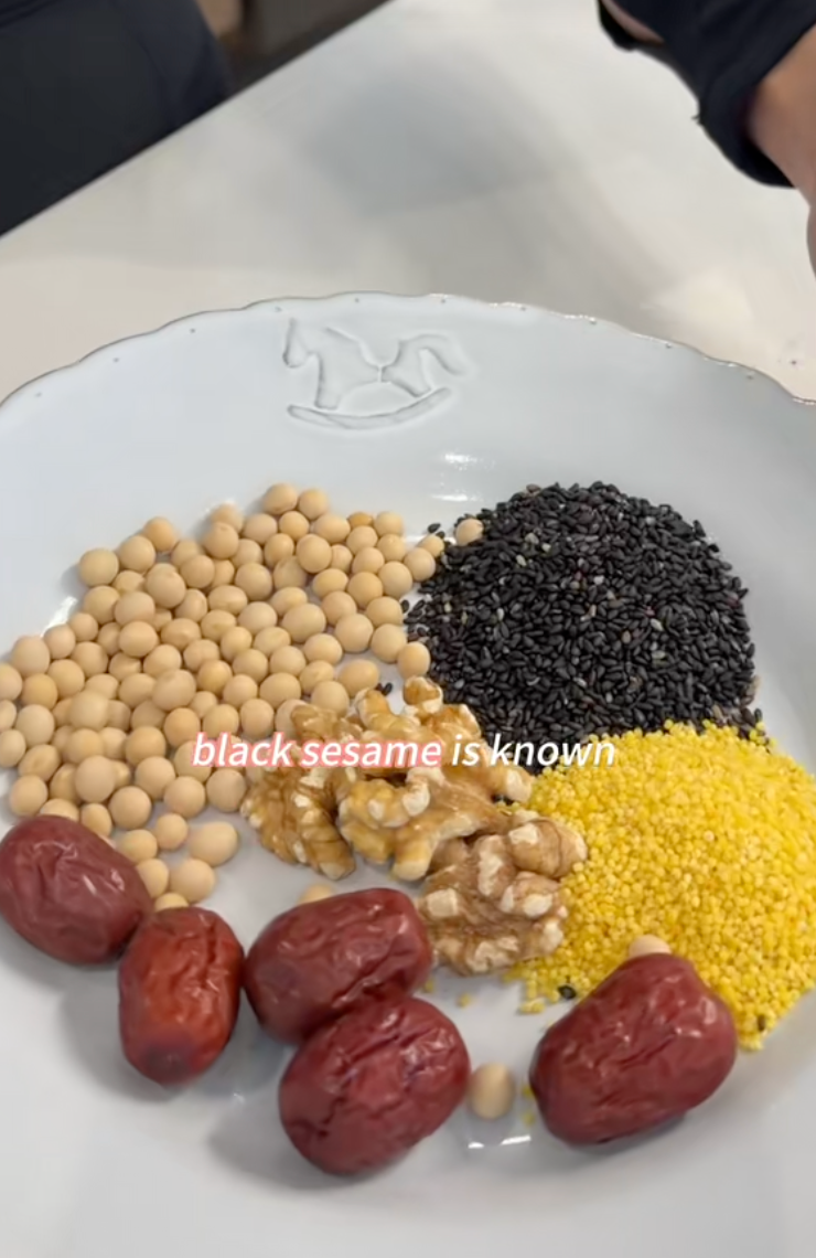 Phụ nữ Hàn tuổi 35 giữ da đẹp mịn màng nhờ 2 thói quen: - Ảnh 3. Phụ nữ Hàn tuổi 35 giữ da đẹp mịn màng nhờ 2 thói quen: - Ảnh 3.