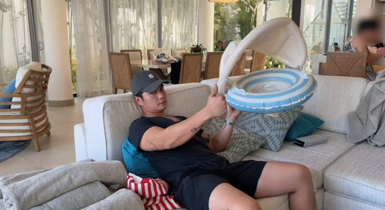 Lần đầu đưa con đi biển, mẹ Vân - ba Huy chuẩn bị từ kem chống nắng đến phao bơi mái che, bé Gạo chỉ việc chill - Ảnh 10.