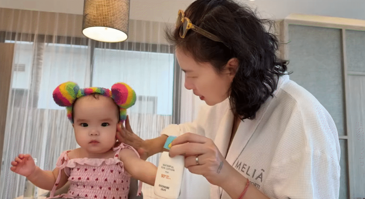 Lần đầu đưa con đi biển, mẹ Vân - ba Huy chuẩn bị từ kem chống nắng đến phao bơi mái che, bé Gạo chỉ việc chill - Ảnh 9.