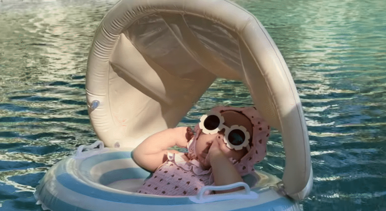 Lần đầu đưa con đi biển, mẹ Vân - ba Huy chuẩn bị từ kem chống nắng đến phao bơi mái che, bé Gạo chỉ việc chill - Ảnh 11.