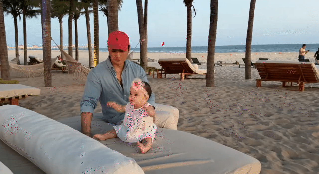 Lần đầu đưa con đi biển, mẹ Vân - ba Huy chuẩn bị từ kem chống nắng đến phao bơi mái che, bé Gạo chỉ việc chill - Ảnh 3.