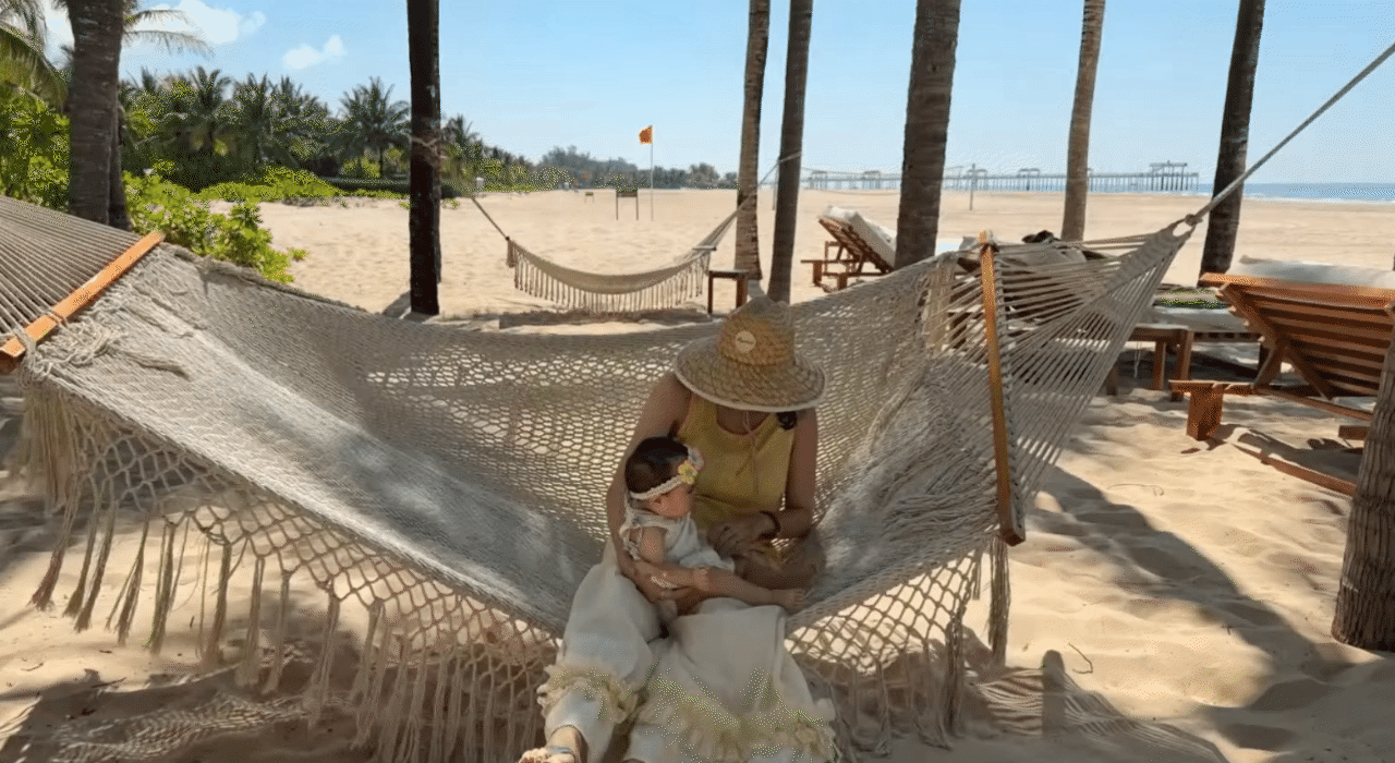 Lần đầu đưa con đi biển, mẹ Vân - ba Huy chuẩn bị từ kem chống nắng đến phao bơi mái che, bé Gạo chỉ việc chill - Ảnh 2.