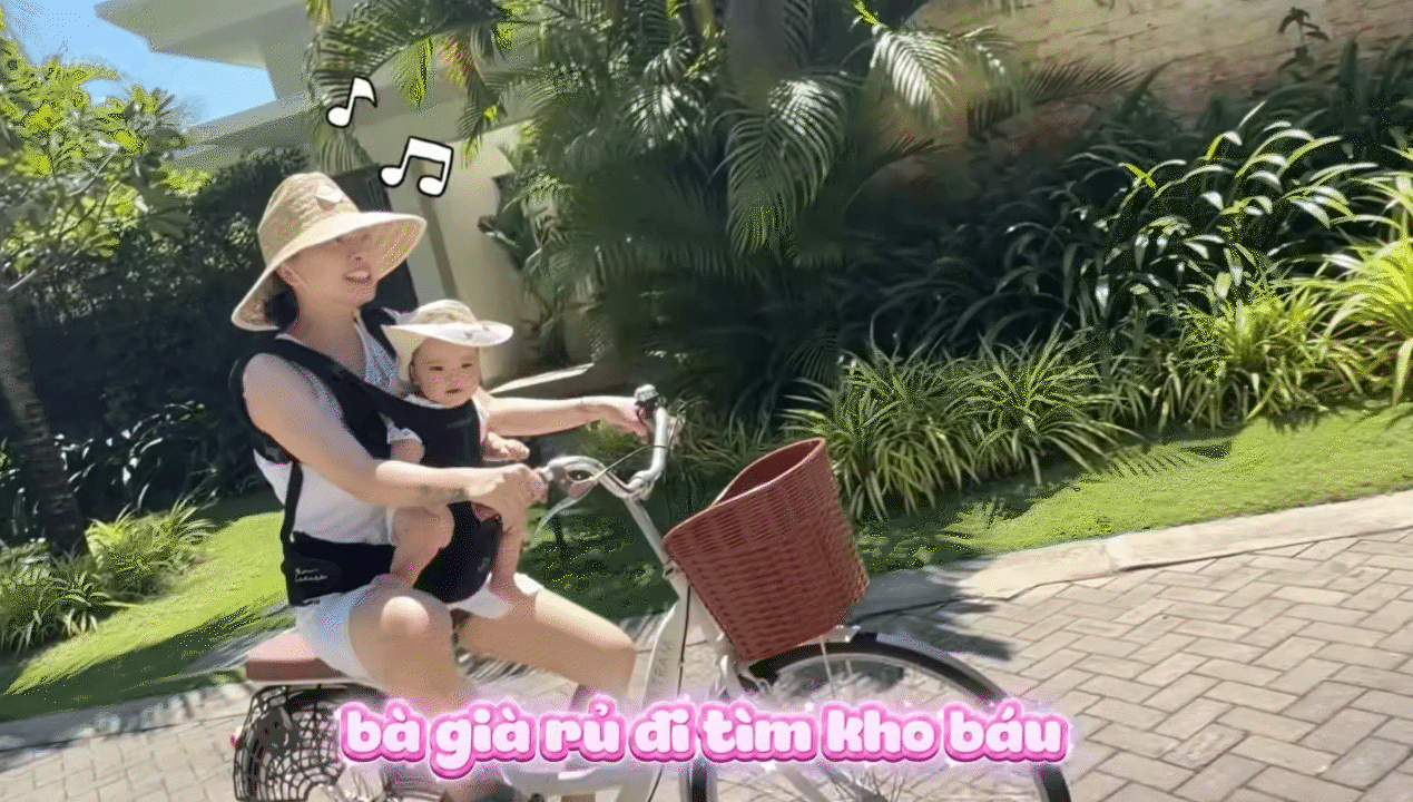 Lần đầu đưa con đi biển, mẹ Vân - ba Huy chuẩn bị từ kem chống nắng đến phao bơi mái che, bé Gạo chỉ việc chill - Ảnh 4.