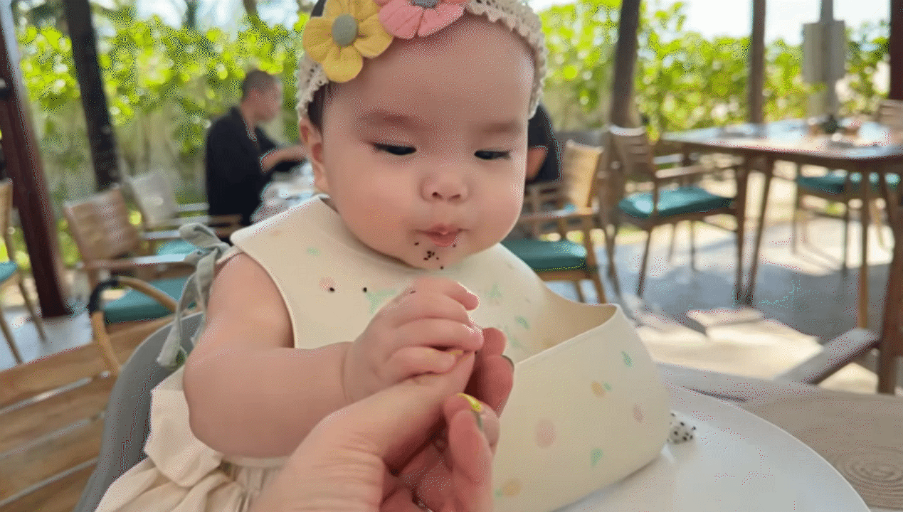 Lần đầu đưa con đi biển, mẹ Vân - ba Huy chuẩn bị từ kem chống nắng đến phao bơi mái che, bé Gạo chỉ việc chill - Ảnh 5.