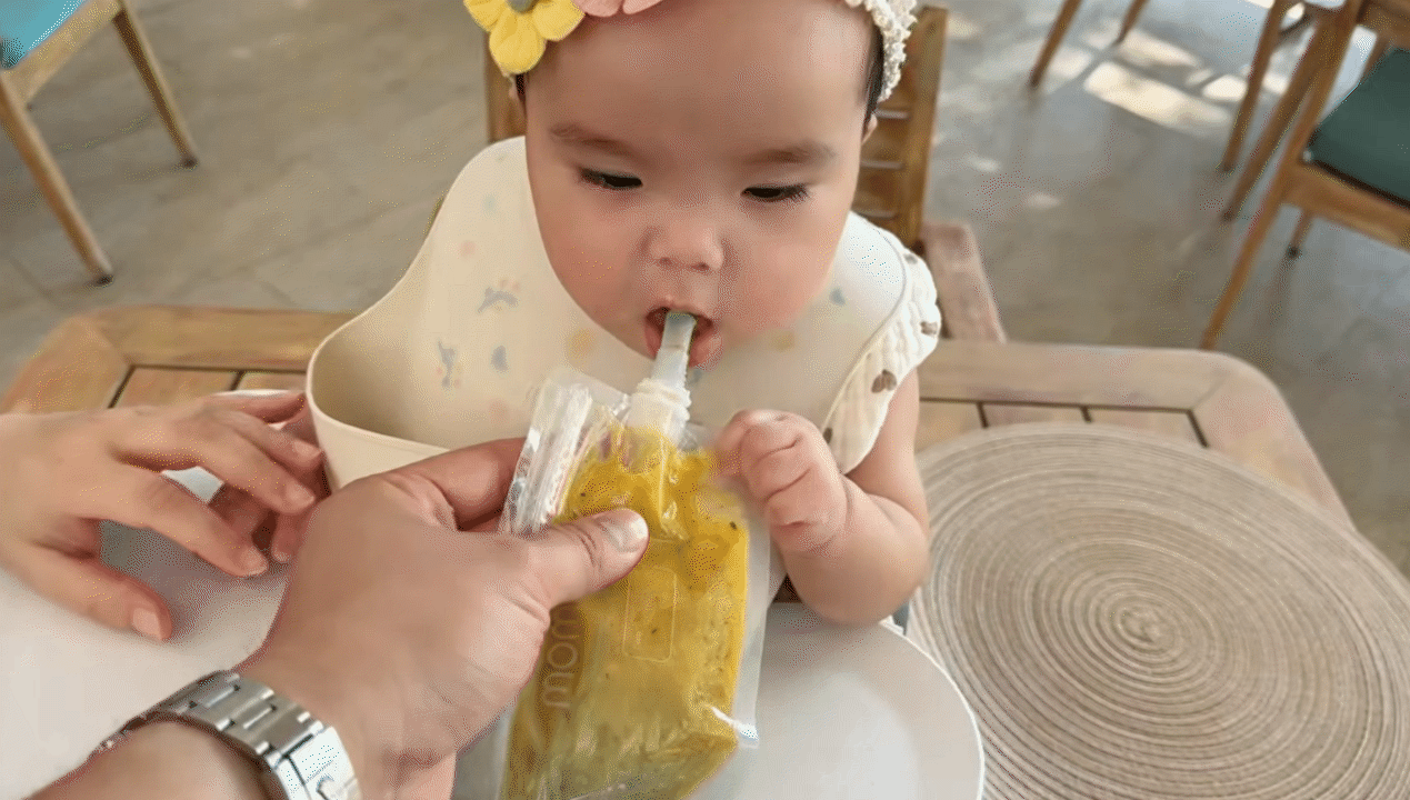 Lần đầu đưa con đi biển, mẹ Vân - ba Huy chuẩn bị từ kem chống nắng đến phao bơi mái che, bé Gạo chỉ việc chill - Ảnh 6.