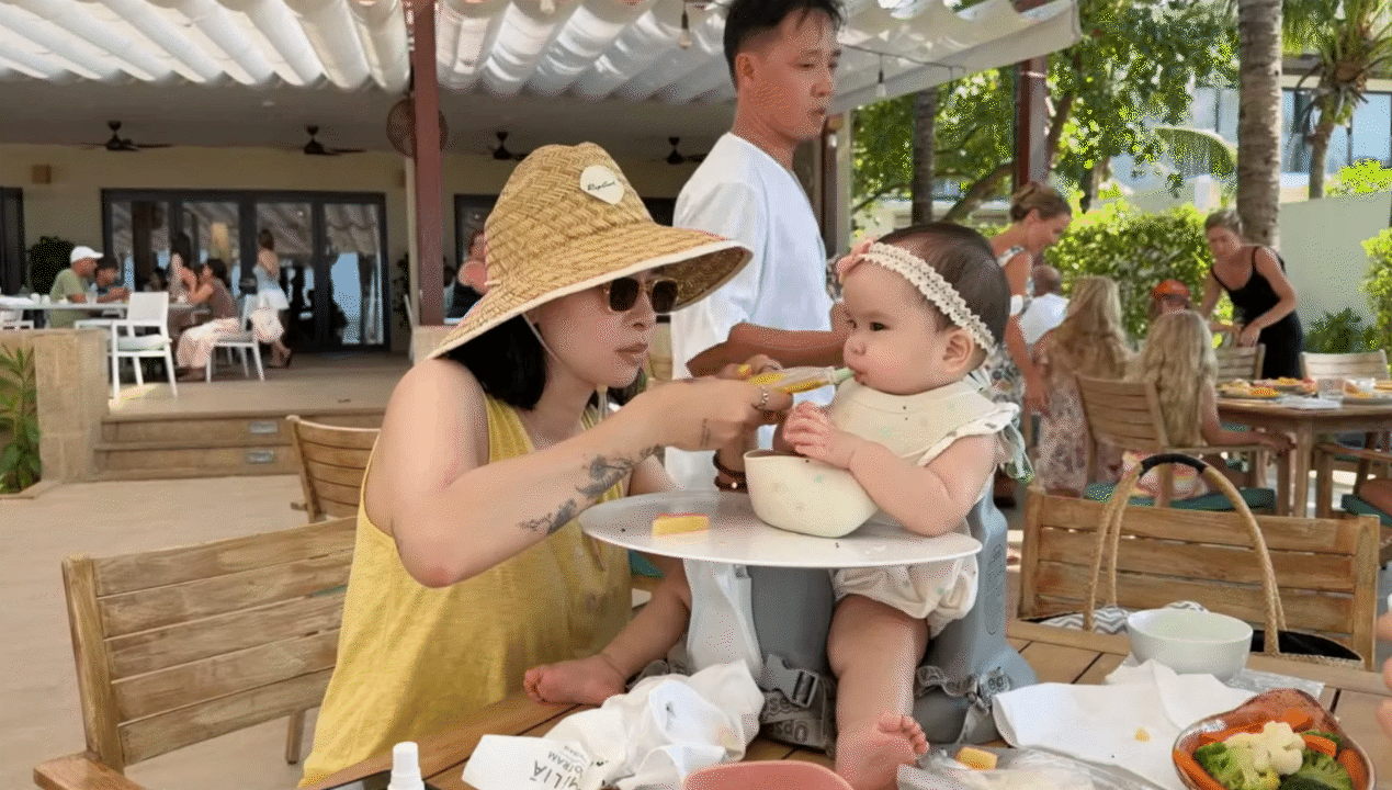 Lần đầu đưa con đi biển, mẹ Vân - ba Huy chuẩn bị từ kem chống nắng đến phao bơi mái che, bé Gạo chỉ việc chill - Ảnh 7.