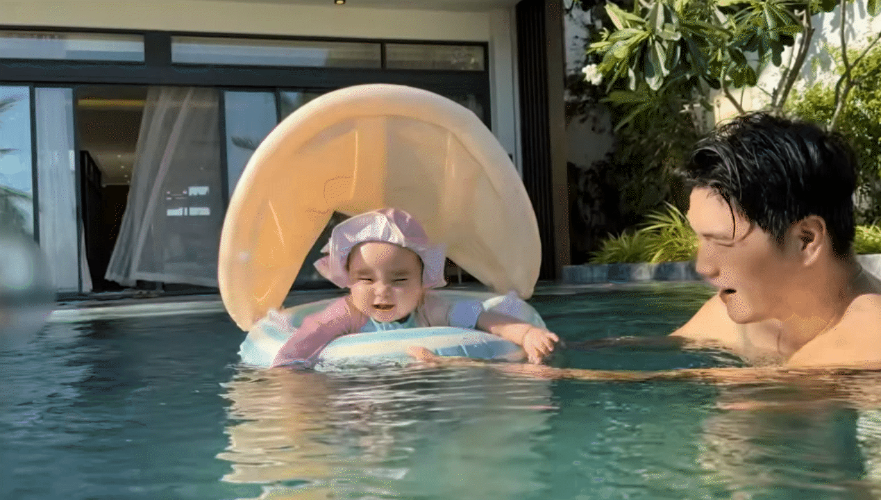 Lần đầu đưa con đi biển, mẹ Vân - ba Huy chuẩn bị từ kem chống nắng đến phao bơi mái che, bé Gạo chỉ việc chill - Ảnh 12.