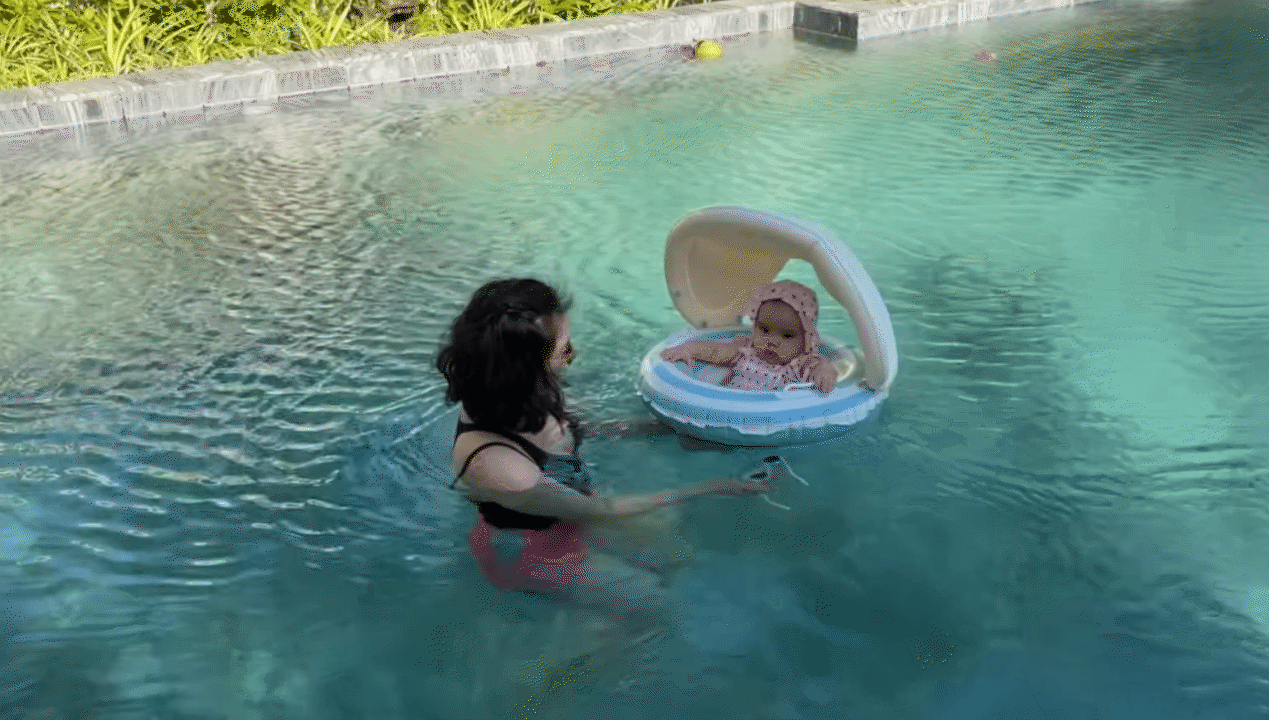 Lần đầu đưa con đi biển, mẹ Vân - ba Huy chuẩn bị từ kem chống nắng đến phao bơi mái che, bé Gạo chỉ việc chill - Ảnh 13.