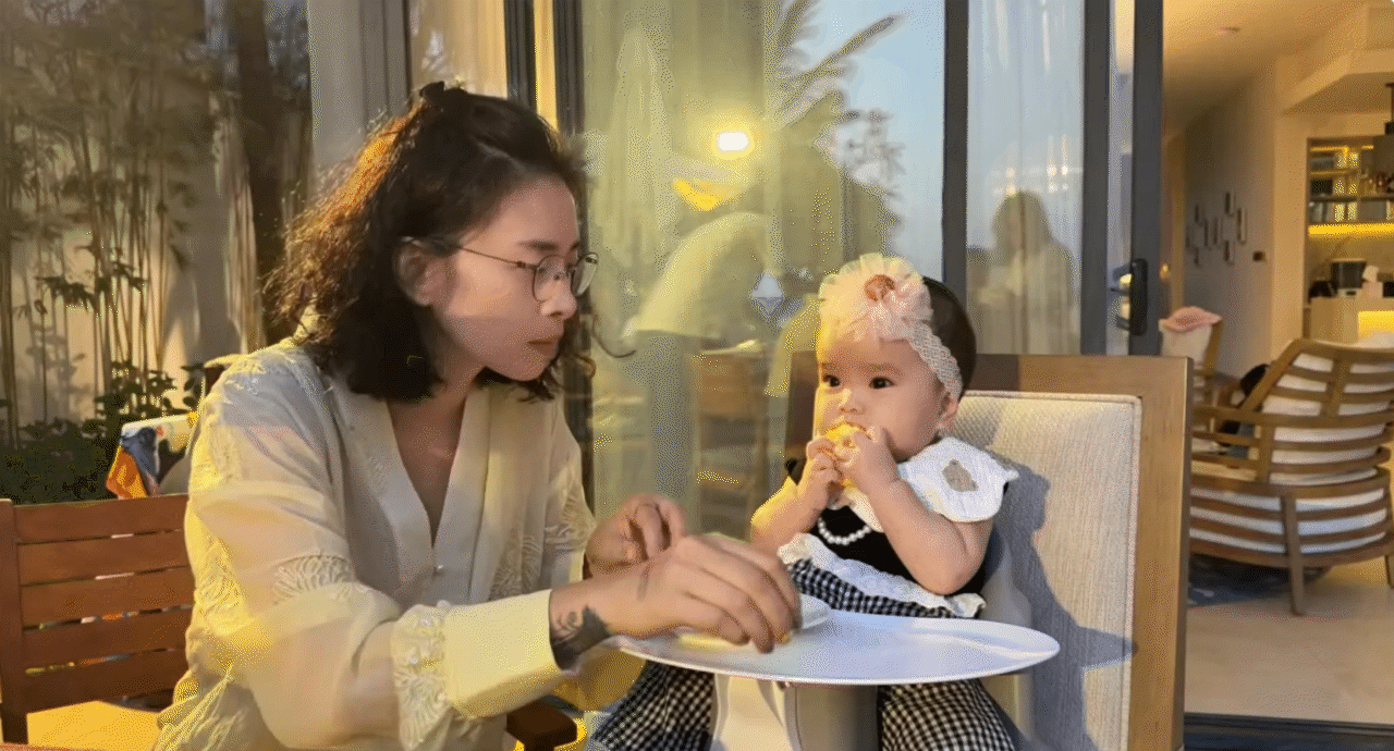 Lần đầu đưa con đi biển, mẹ Vân - ba Huy chuẩn bị từ kem chống nắng đến phao bơi mái che, bé Gạo chỉ việc chill - Ảnh 8.