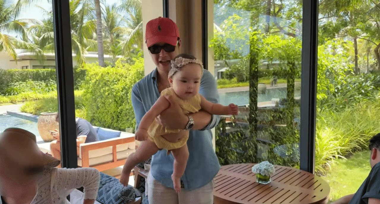 Lần đầu đưa con đi biển, mẹ Vân - ba Huy chuẩn bị từ kem chống nắng đến phao bơi mái che, bé Gạo chỉ việc chill - Ảnh 1.