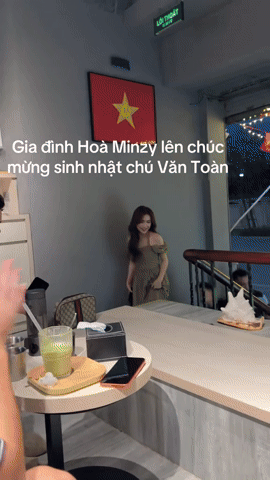 H&ograve;a Minzy c&ugrave;ng b&eacute; Bo tặng qu&agrave; Văn To&agrave;n v&agrave; đ&aacute;p trả b&igrave;nh luận k&eacute;m duy&ecirc;n - Ảnh 1.