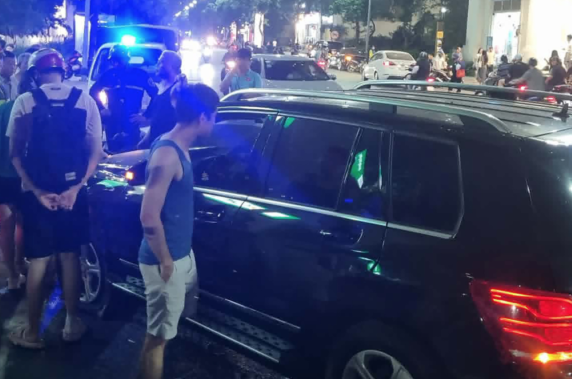 Mercedes H&agrave; Nội g&acirc;y tai nạn li&ecirc;n ho&agrave;n , t&agrave;i xế v&agrave; nạn nh&acirc;n được đưa đi cấp cứu - Ảnh 1.