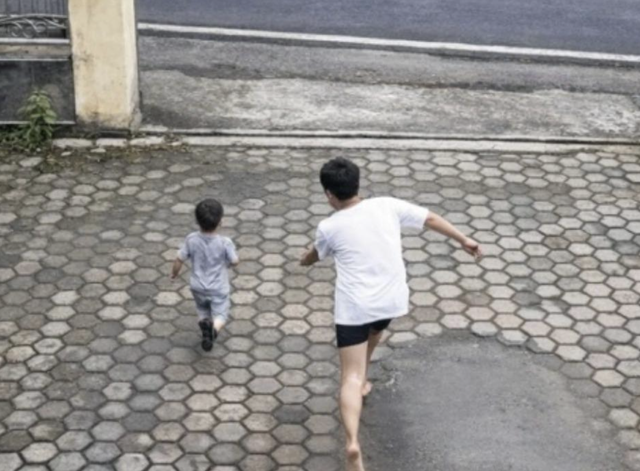 Vụ tai nạn thương t&acirc;m cậu b&eacute; 6 tuổi tại Indonesia: B&agrave;i học cho phụ huynh về an to&agrave;n trẻ em - Ảnh 1.