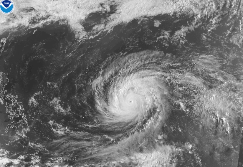 Si&ecirc;u b&atilde;o Sinlaku 2026 đổ bộ Quần đảo Mariana với sức gi&oacute; 265 km / giờ v&agrave; điều bất thường - Ảnh 1.