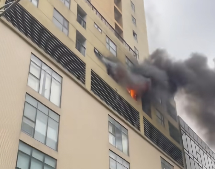 Ch&aacute;y căn hộ chung cư ở H&agrave; Nội: Cảnh s&aacute;t cứu 3 người tho&aacute;t nạn an to&agrave;n - Ảnh 1.