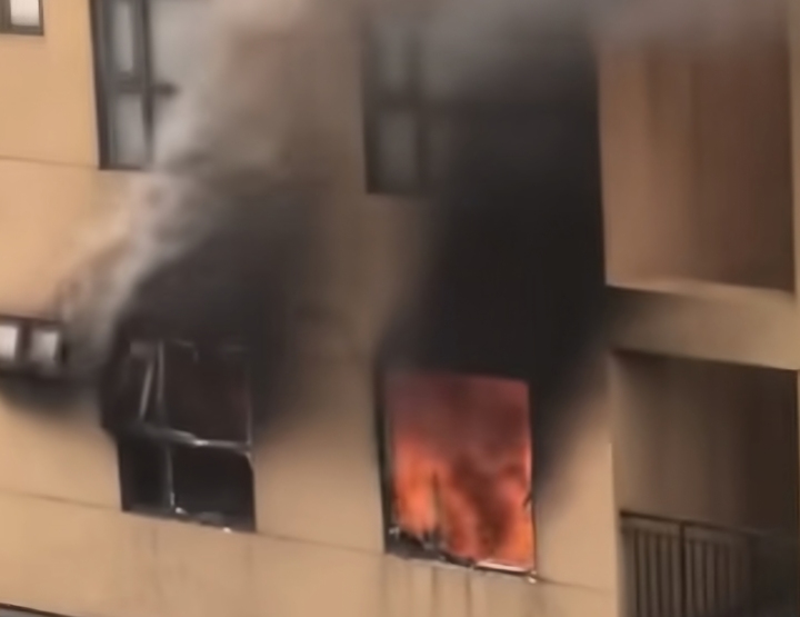 Ch&aacute;y căn hộ chung cư ở H&agrave; Nội: Cảnh s&aacute;t cứu 3 người tho&aacute;t nạn an to&agrave;n - Ảnh 2.