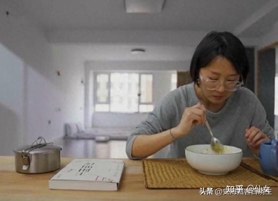 C&ocirc; g&aacute;i sống trong căn hộ 88m&sup2; chỉ c&oacute; 6 m&oacute;n nội thất: Từ nghiện mua sắm th&agrave;nh người theo đuổi lối sống &ldquo;kh&ocirc;ng ti&ecirc;u d&ugrave;ng&rdquo; - Ảnh 1.