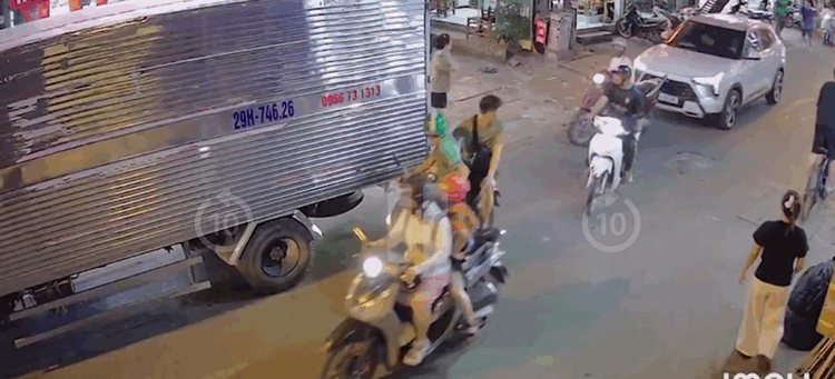 Nữ t&agrave;i xế c&oacute; biểu hiện lạ sau tai nạn li&ecirc;n ho&agrave;n 4 xe ở H&agrave; Nội - Ảnh 1.