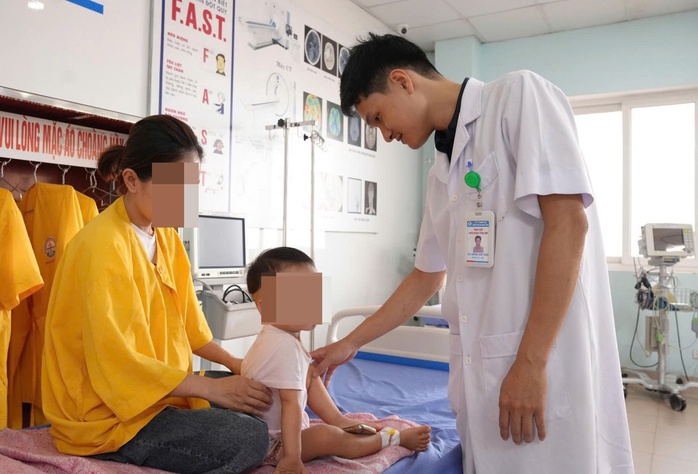 Dị vật nguy hiểm trong dạ dày bệnh nhi 21 tháng tuổi - Ảnh 2.