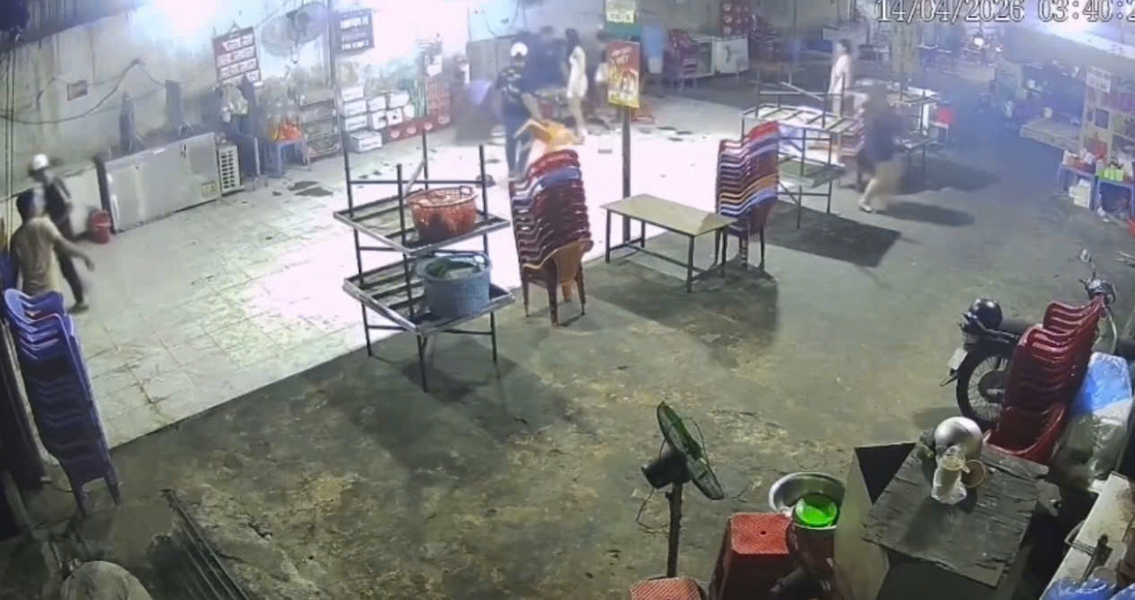 Nhóm người xông vào quán ăn đánh gục thanh niên ở TPHCM ngày 14 - 4 - Ảnh 1. Nhóm người xông vào quán ăn đánh gục thanh niên ở TPHCM ngày 14 - 4 - Ảnh 1.