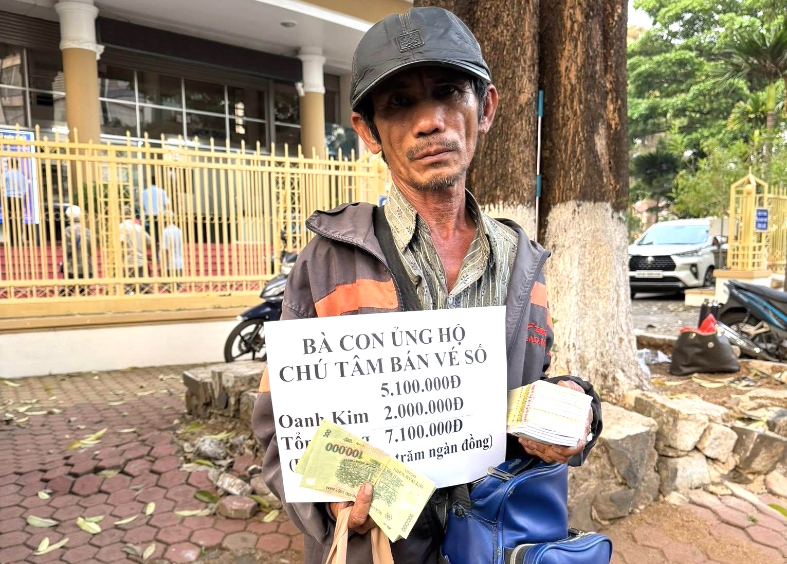 &Ocirc;ng l&atilde;o b&aacute;n v&eacute; số bị th&ocirc;i mi&ecirc;n mất tiền nhận sự gi&uacute;p đỡ bất ngờ - Ảnh 1.