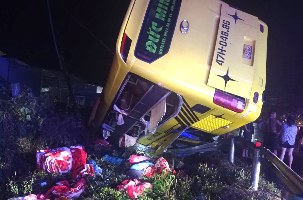 Xe kh&aacute;ch lật tr&ecirc;n Quốc lộ 14 2026: Nhiều người hoảng loạn v&igrave; tai nạn xe kh&aacute;ch - Ảnh 1.