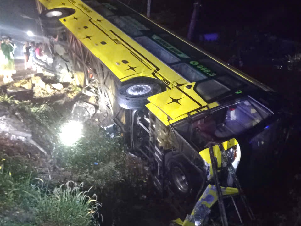 Xe kh&aacute;ch lật tr&ecirc;n Quốc lộ 14 2026: Nhiều người hoảng loạn v&igrave; tai nạn xe kh&aacute;ch - Ảnh 2.