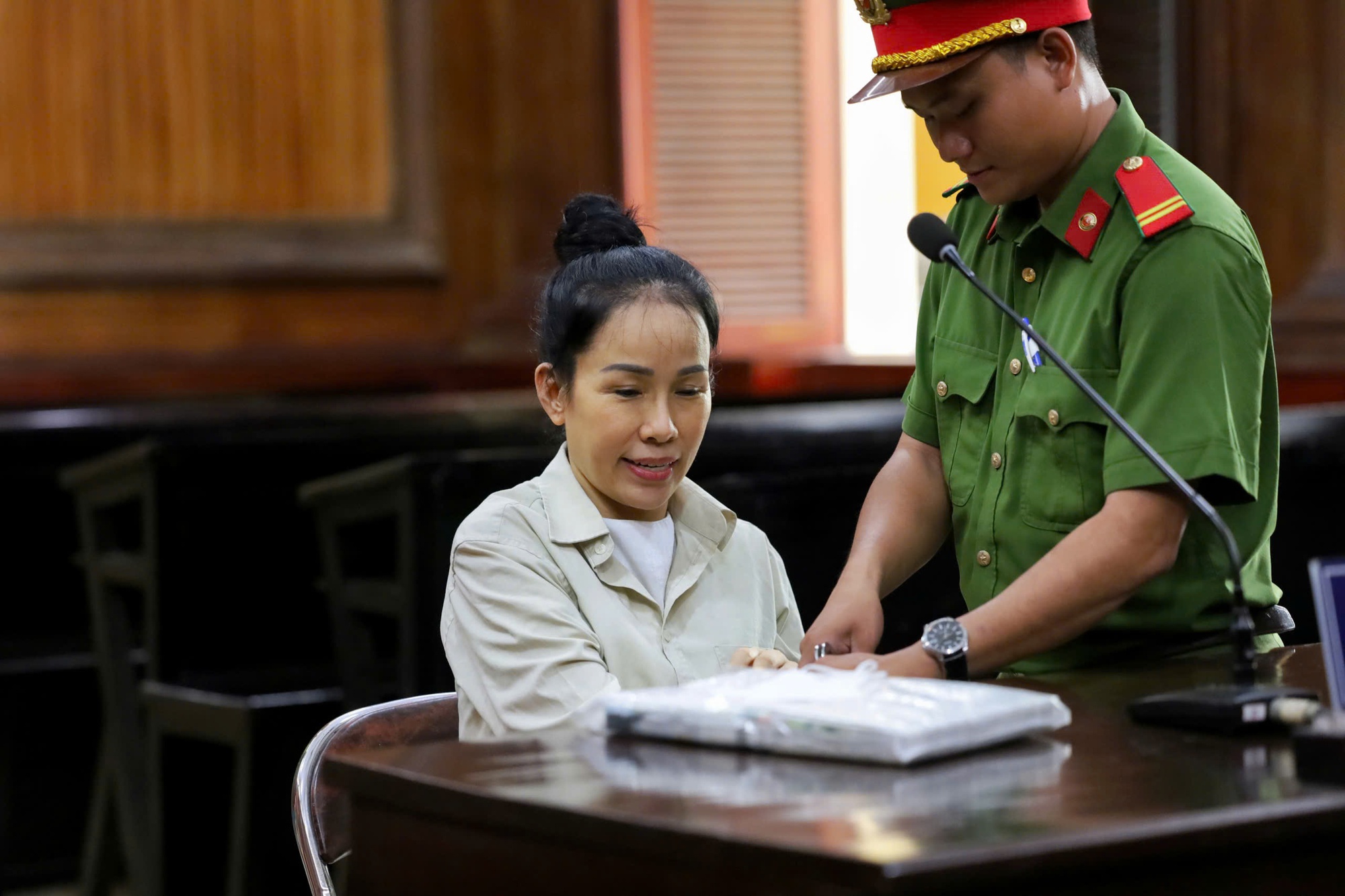 H&igrave;nh ảnh mới nhất của Youtuber Đinh Lan tại phi&ecirc;n to&agrave; li&ecirc;n quan Nguyễn Phương Hằng - Ảnh 3.