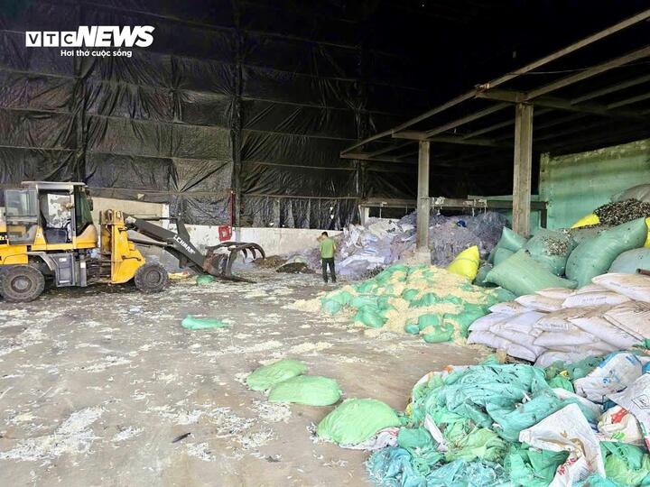 Bắt ' b&agrave; tr&ugrave;m ' L&ecirc; Thị th&ugrave;y Trang cầm đầu đường d&acirc;y ch&ocirc;n lấp chất thải tr&aacute;i ph&eacute;p - Ảnh 3.