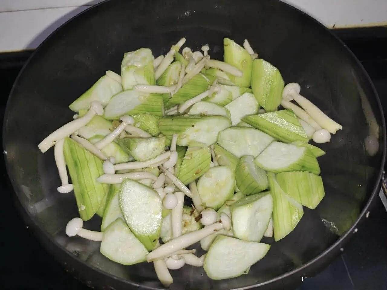 Cứ hễ h&ocirc;m n&agrave;o mẹ t&ocirc;i nấu m&oacute;n canh n&agrave;y l&agrave; cả nh&agrave; x&igrave; xụp h&uacute;p nước d&ugrave;ng sạch đến giọt cuối c&ugrave;ng- Ảnh 5.