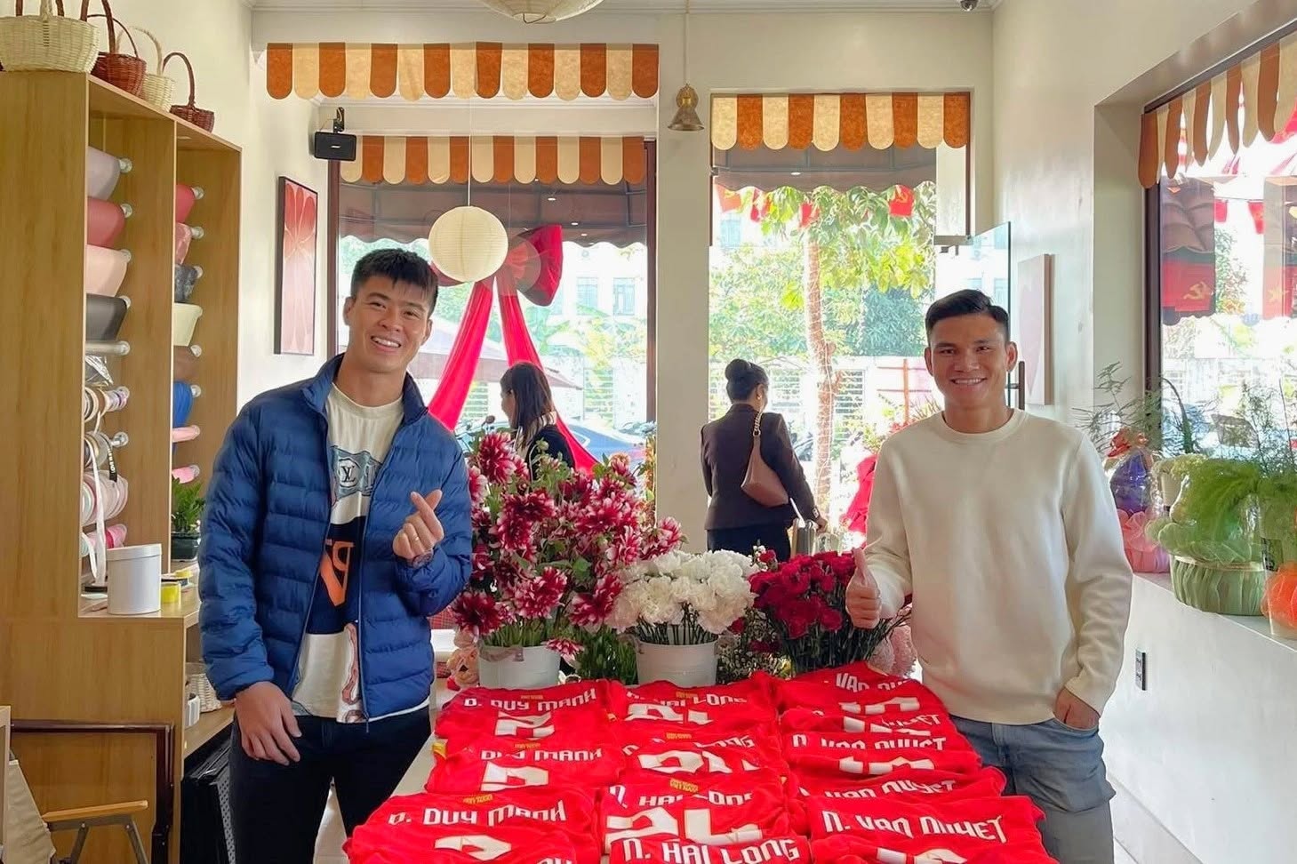 Cầu thủ xứ Nghệ Phạm Xu&acirc;n Mạnh th&agrave;nh &ocirc;ng chủ qu&aacute;n cafe hoa tươi tại Nghệ An - Ảnh 6.