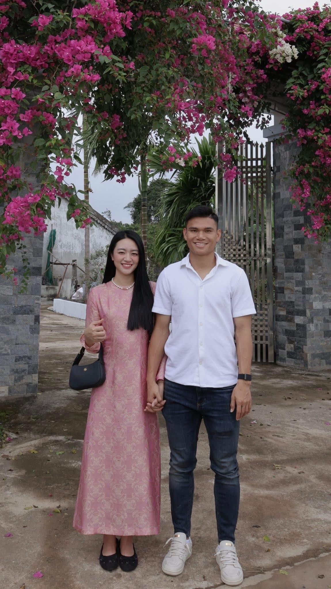 Cầu thủ xứ Nghệ Phạm Xu&acirc;n Mạnh th&agrave;nh &ocirc;ng chủ qu&aacute;n cafe hoa tươi tại Nghệ An - Ảnh 2.