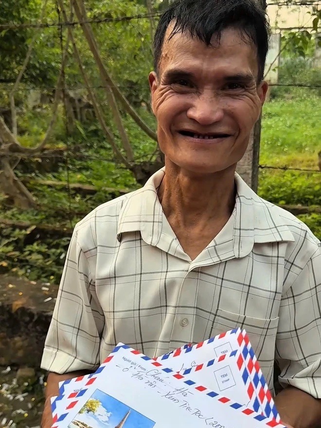 X&uacute;c động clip người cha nhặt r&aacute;c đạp xe đi mời đ&aacute;m cưới con g&aacute;i: Điều bất ngờ kh&ocirc;ng tưởng trong ng&agrave;y cưới - Ảnh 5.