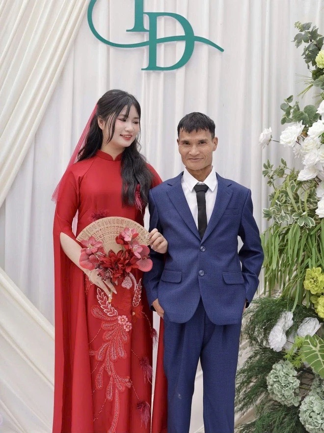 X&uacute;c động clip người cha nhặt r&aacute;c đạp xe đi mời đ&aacute;m cưới con g&aacute;i: Điều bất ngờ kh&ocirc;ng tưởng trong ng&agrave;y cưới - Ảnh 3.