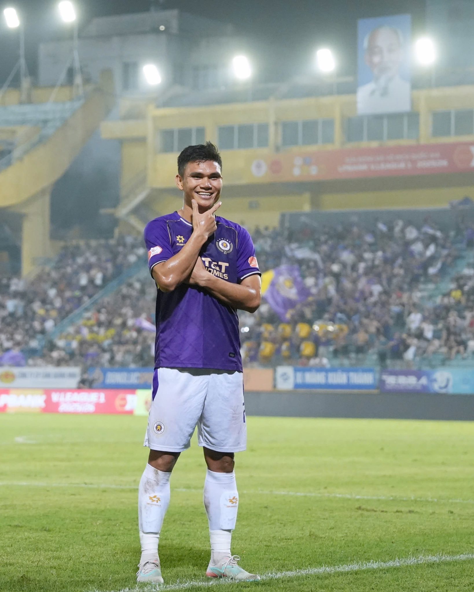 Cầu thủ xứ Nghệ Phạm Xu&acirc;n Mạnh th&agrave;nh &ocirc;ng chủ qu&aacute;n cafe hoa tươi tại Nghệ An - Ảnh 1.