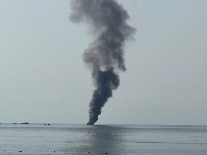 Ch&aacute;y t&agrave;u c&aacute; chở 21 người tr&ecirc;n biển L&acirc;m Đồng , kh&ocirc;ng c&oacute; thương vong - Ảnh 2.