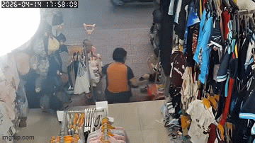 Clip phẫn nộ: Thanh ni&ecirc;n đ&aacute; phụ nữ tr&ocirc;ng con nhỏ tại H&agrave; Nội - Ảnh 1.