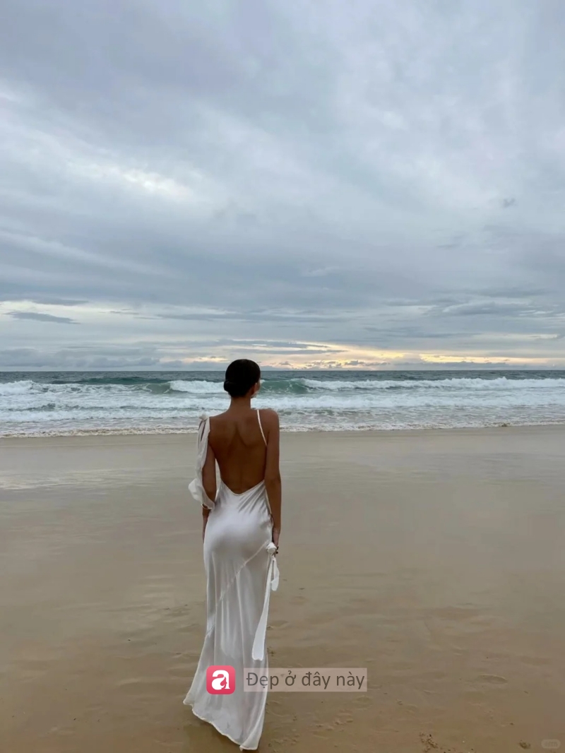 V&igrave; sao v&aacute;y trắng lu&ocirc;n l&agrave; &ldquo;qu&acirc;n b&agrave;i đắt gi&aacute;&rdquo; khi đi biển? - Ảnh 4.