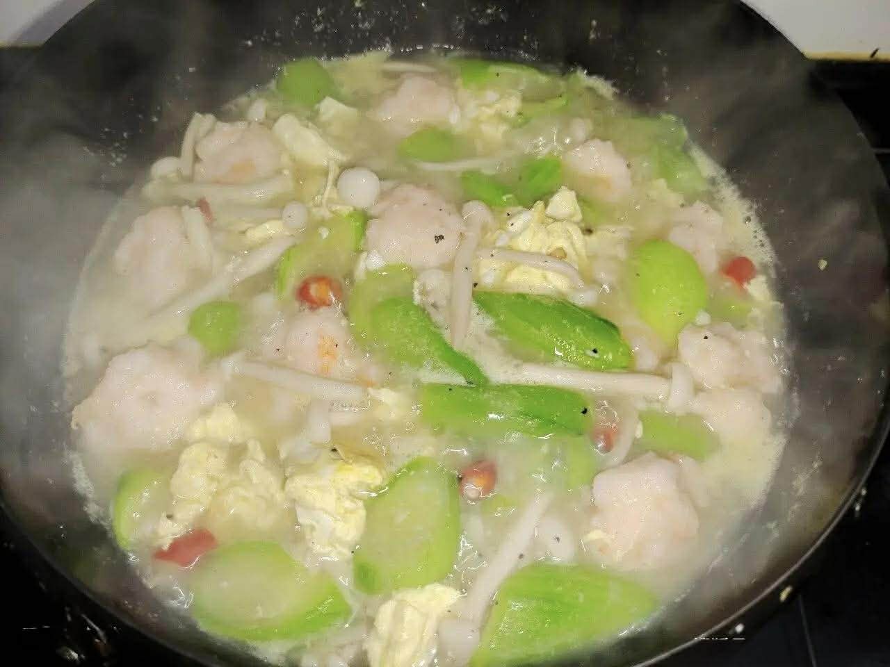 Cứ hễ h&ocirc;m n&agrave;o mẹ t&ocirc;i nấu m&oacute;n canh n&agrave;y l&agrave; cả nh&agrave; x&igrave; xụp h&uacute;p nước d&ugrave;ng sạch đến giọt cuối c&ugrave;ng- Ảnh 7.