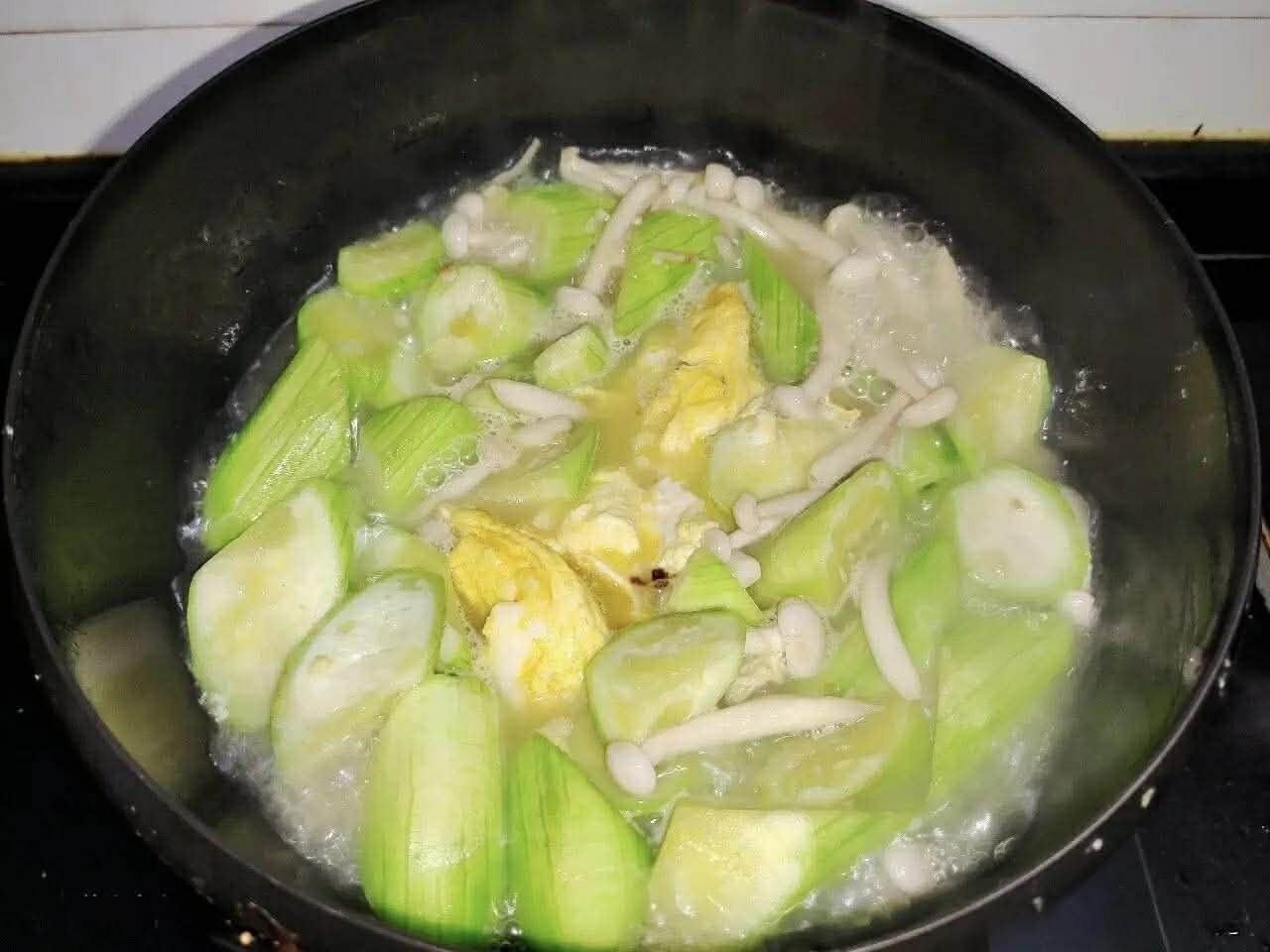 Cứ hễ h&ocirc;m n&agrave;o mẹ t&ocirc;i nấu m&oacute;n canh n&agrave;y l&agrave; cả nh&agrave; x&igrave; xụp h&uacute;p nước d&ugrave;ng sạch đến giọt cuối c&ugrave;ng- Ảnh 6.